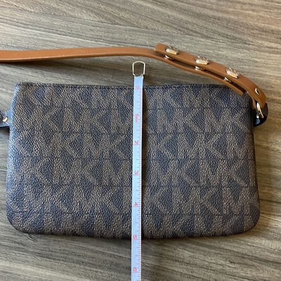 Michael Kors Belt Wallet Brown - Picture 3 of 4